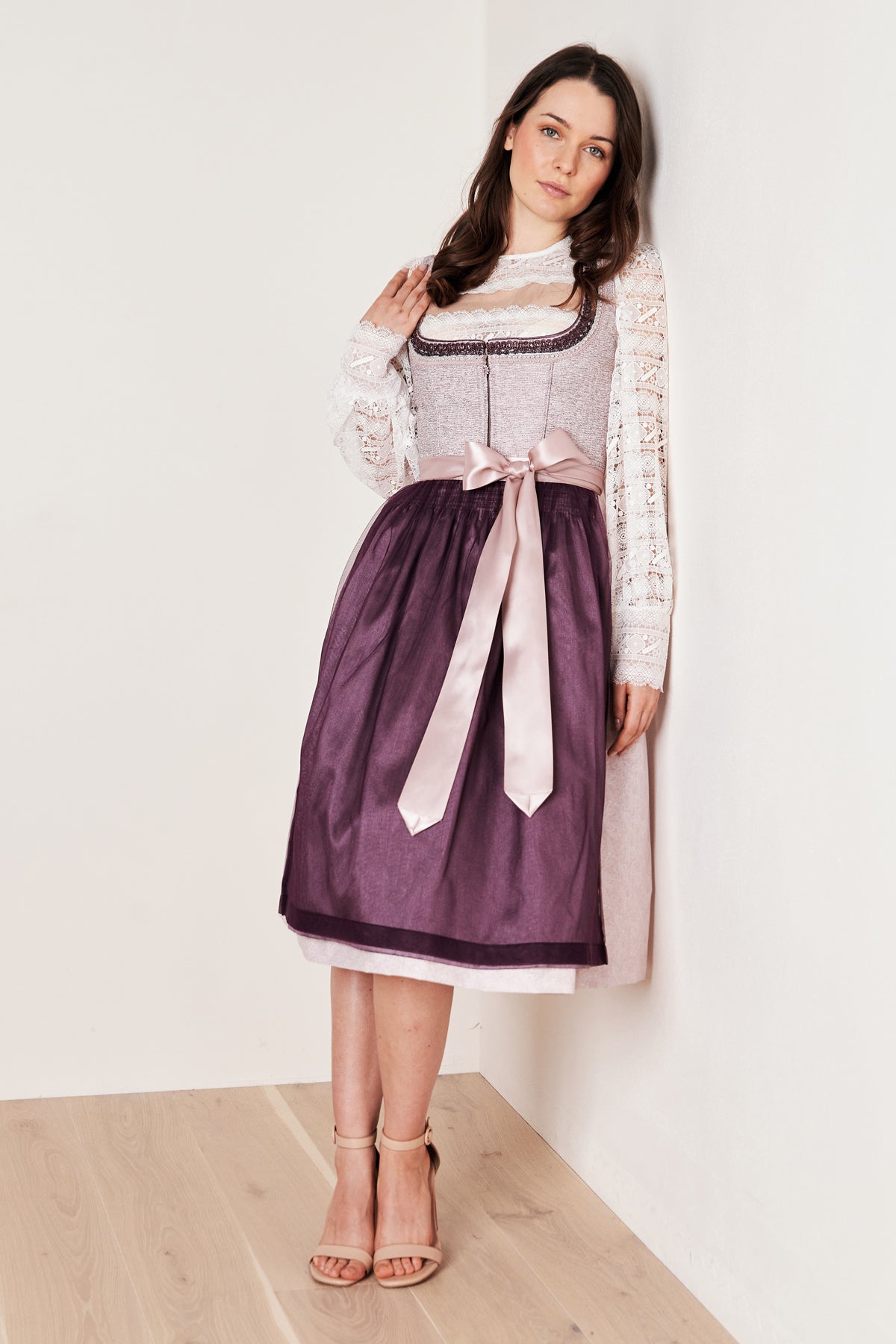 Dirndl in flieder