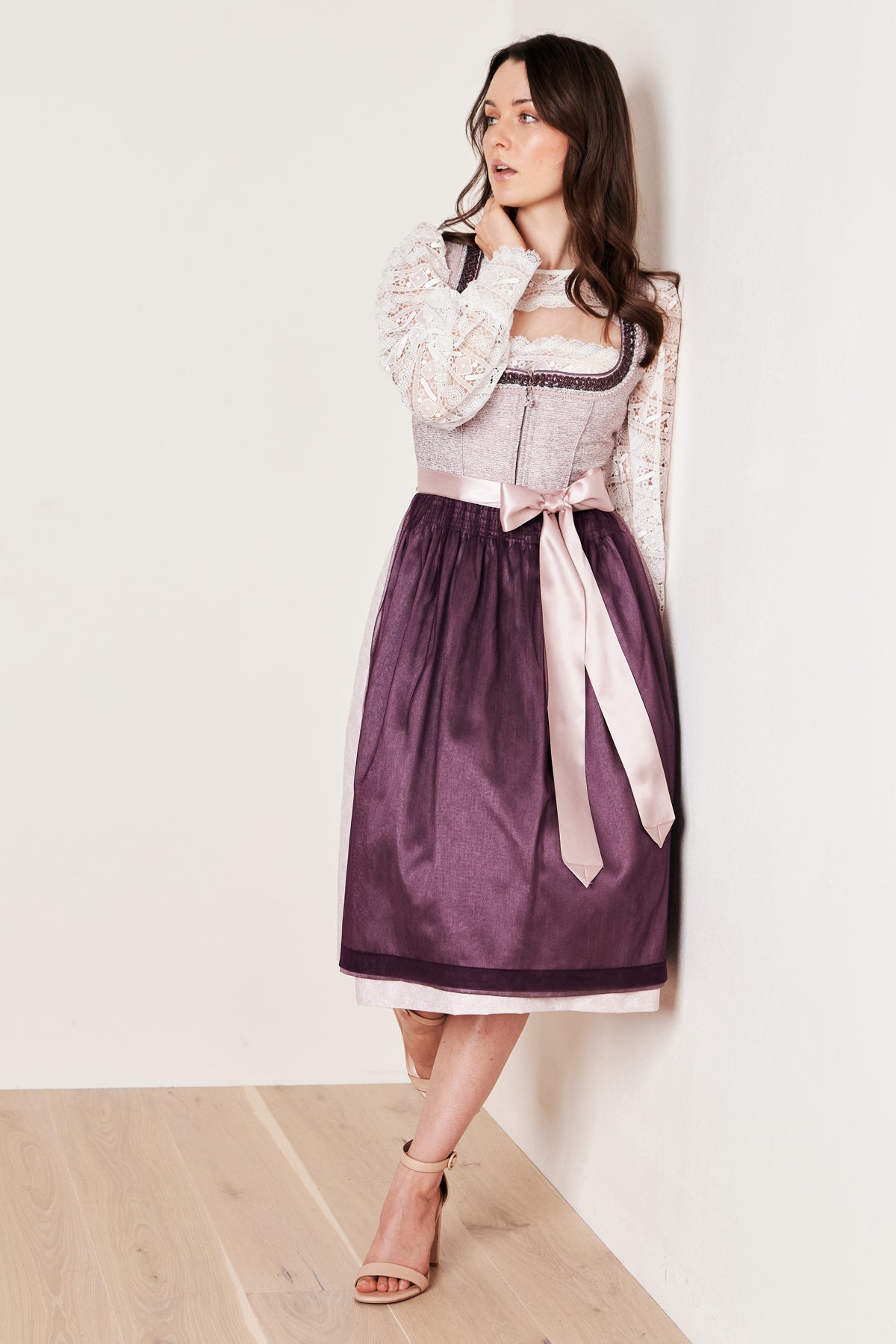 Dirndl in flieder
