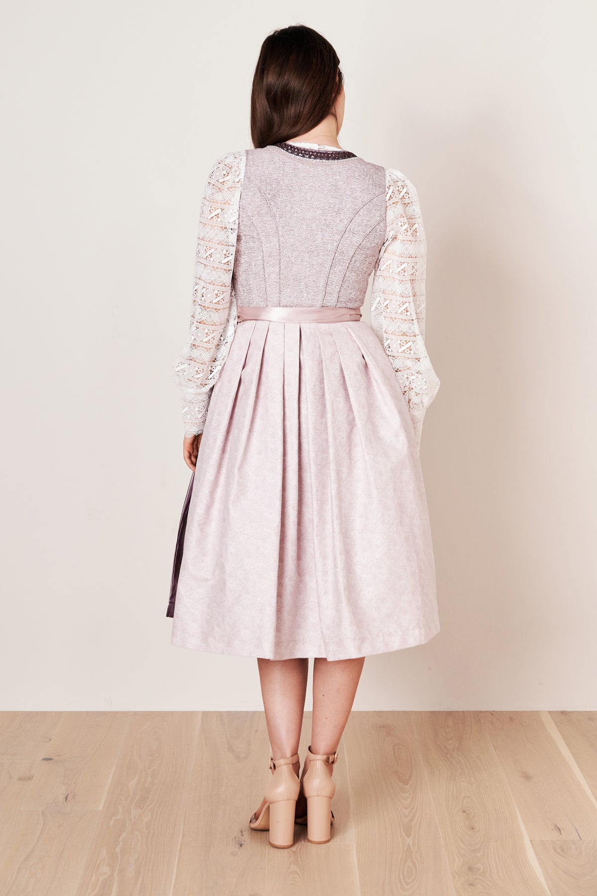 Dirndl in flieder