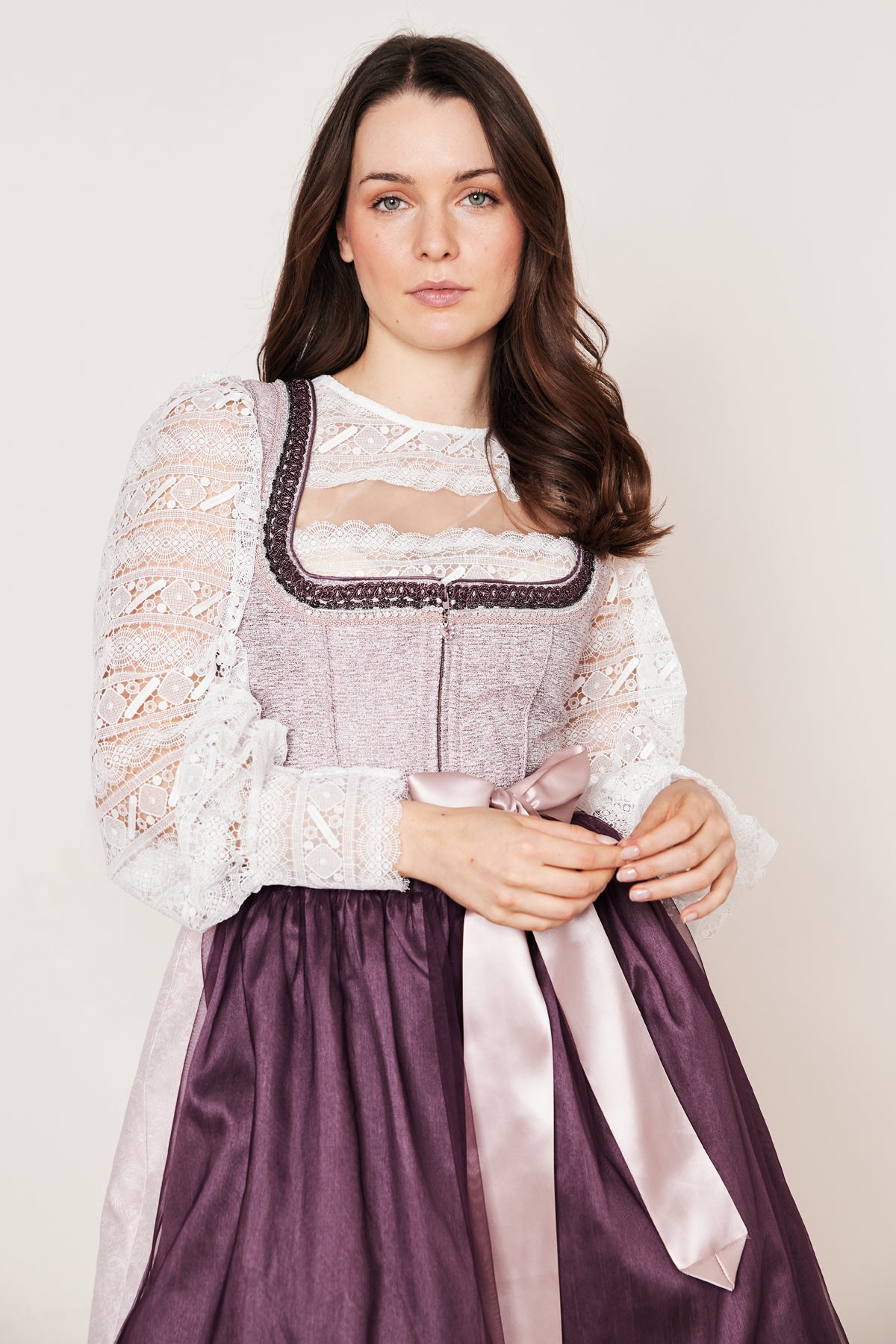 Dirndl in flieder