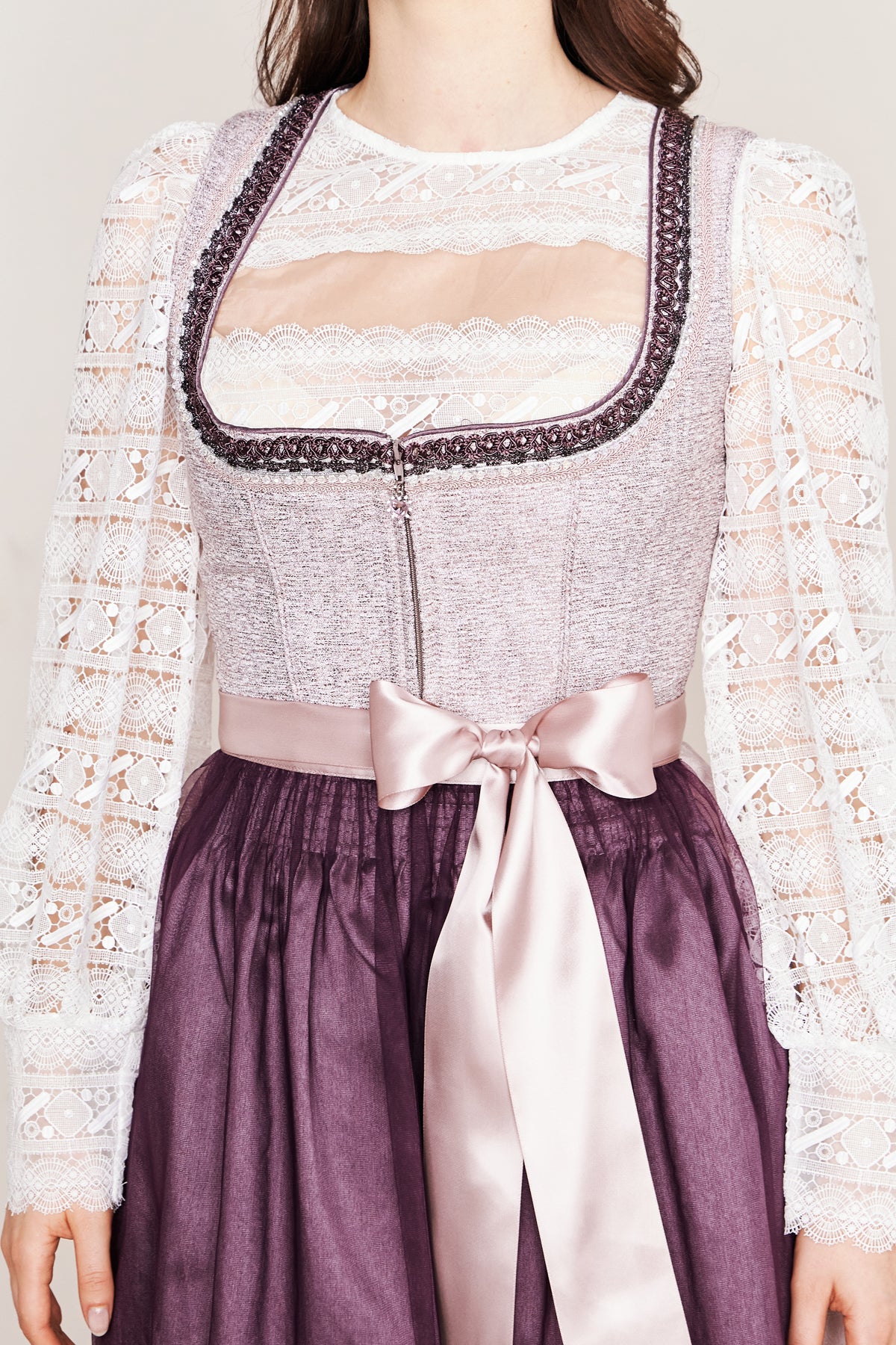 Dirndl in flieder