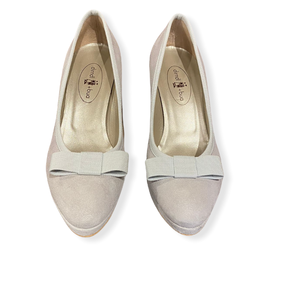 Pumps in grau mit Masche