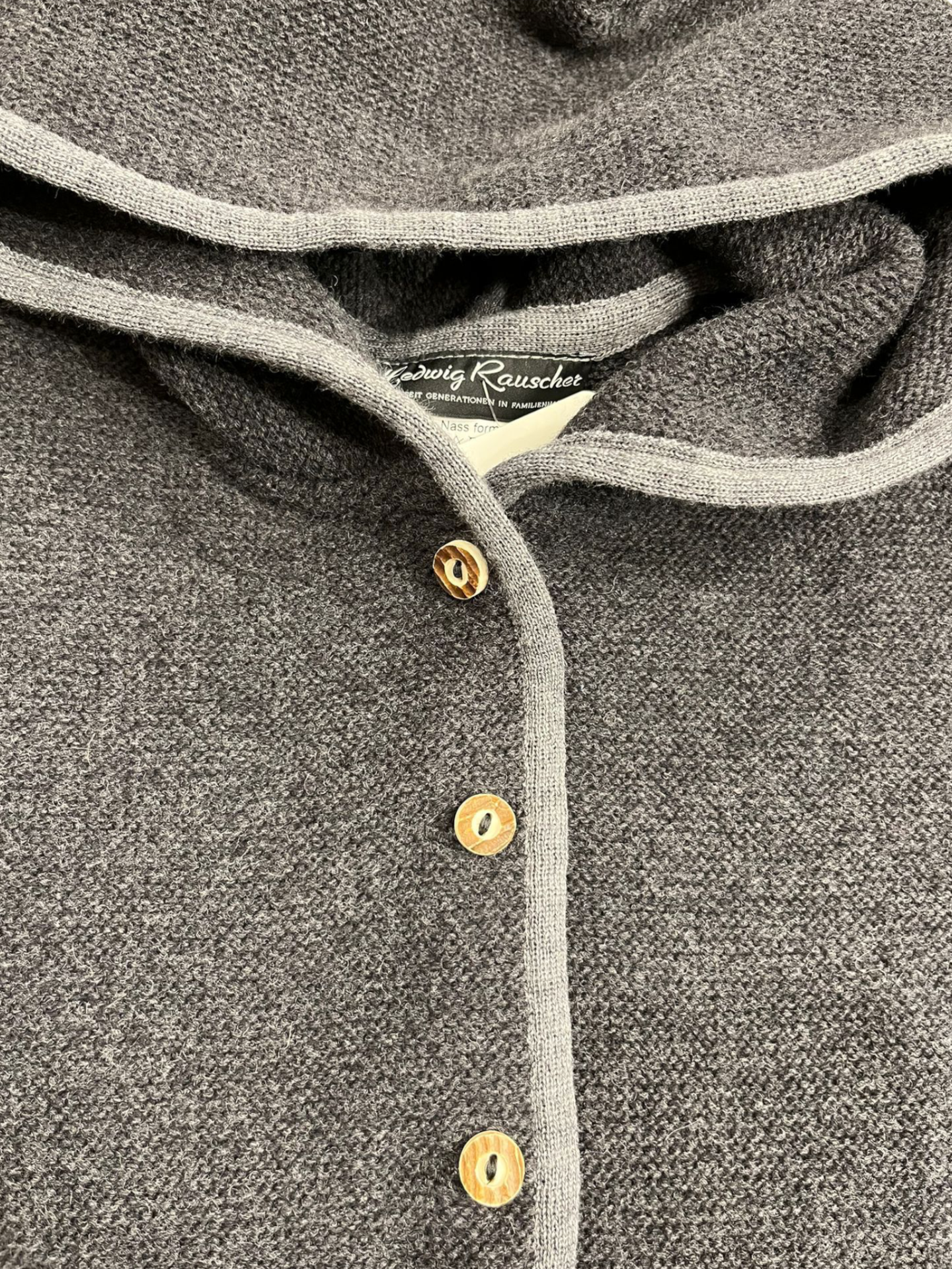 Strickjacke in anthrazit von Hedwig Rauscher