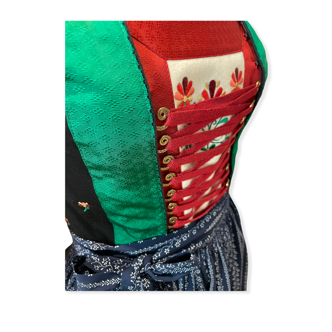 Stubaier Tracht mit blauer Schürze